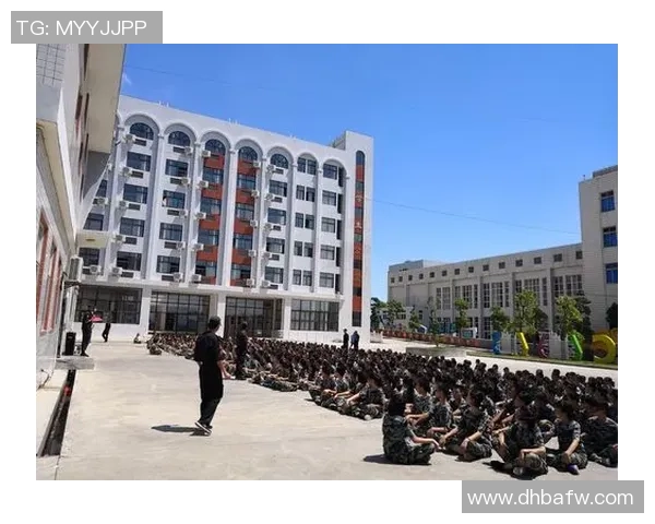 足球明星吉姆高清相片展示他的风采与魅力，尽显球场上的英姿与个性