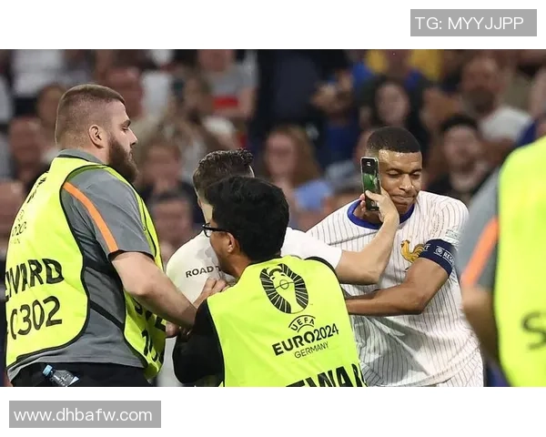 南京足球队实力之争引发热议球迷观点各异分析深入探讨球队未来发展方向 南京足球队实力之争引发热议球迷观点各异分析深入探讨球队未来发展方向